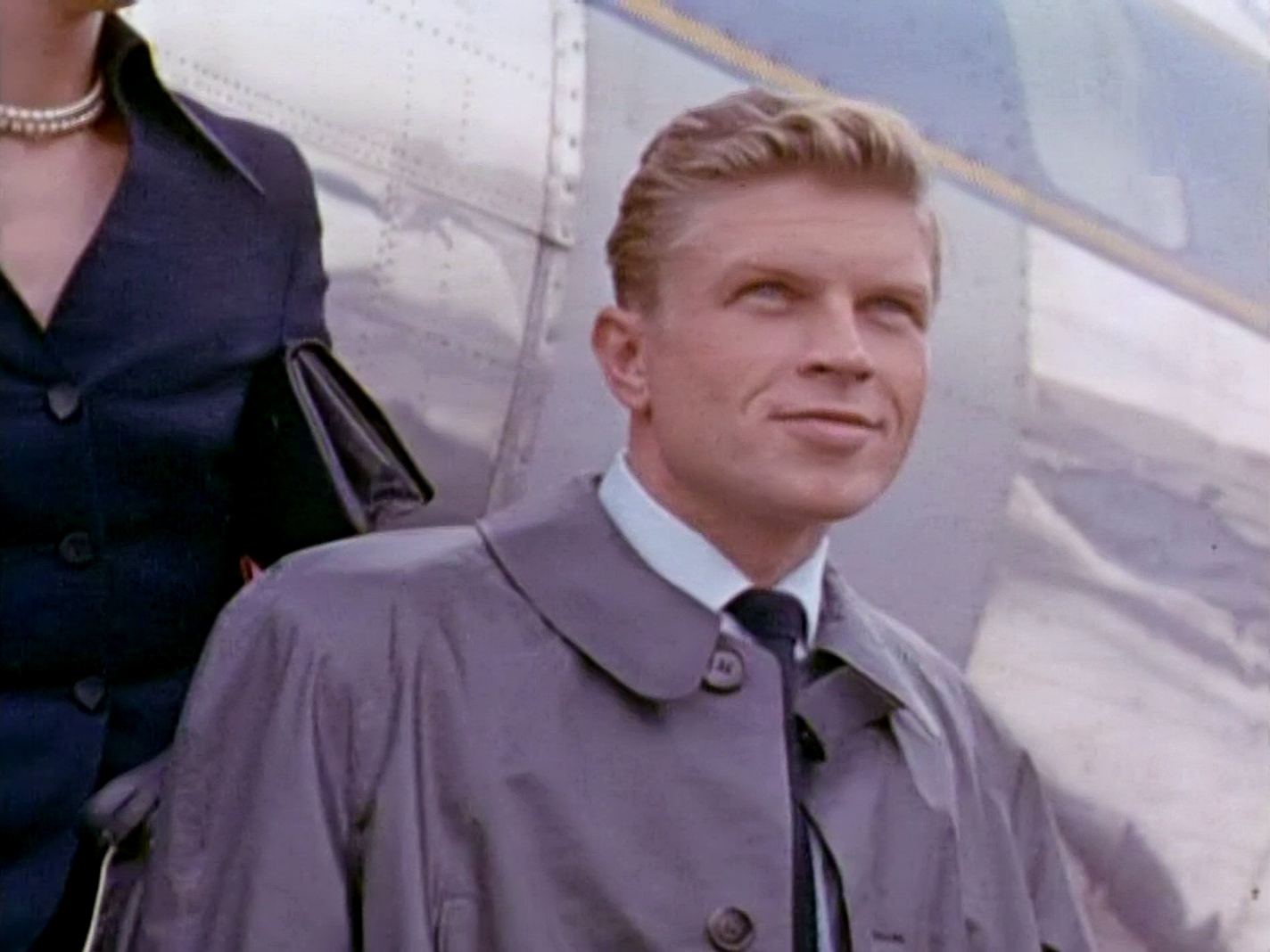 Screenshot from Bachelor of Hearts (1958) (1) featuring Hardy Krüger