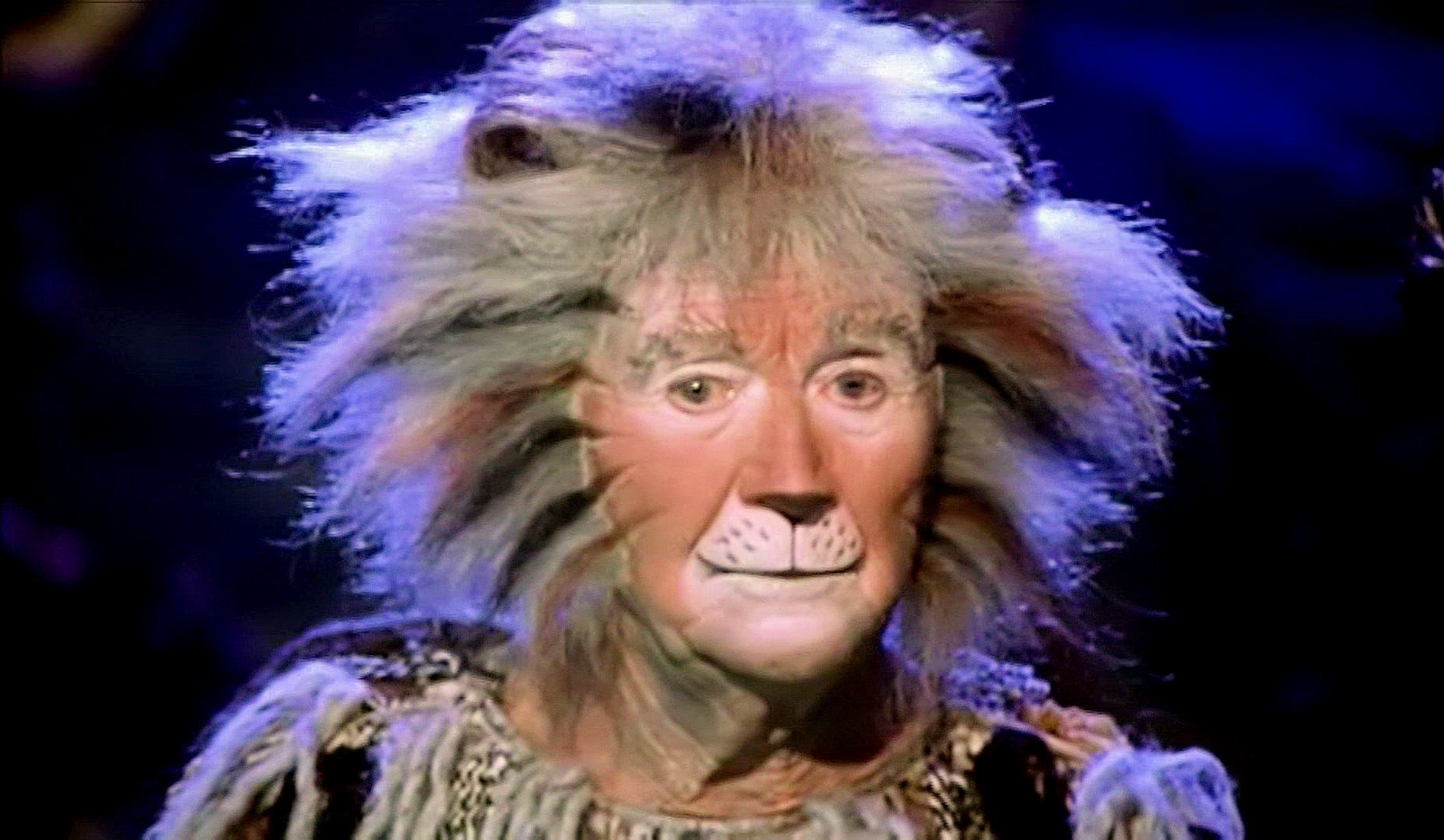 Screenshot from Cats (1998) (1) featuring John Mills as Gus the Theatre Cat