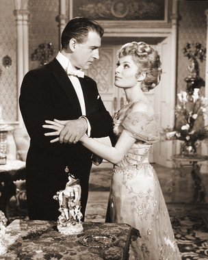 Stewart Granger (as Stephen Lowry) and Belinda Lee (as Elizabeth Travers) in a photograph from Footsteps in the Fog (1955) (1)
