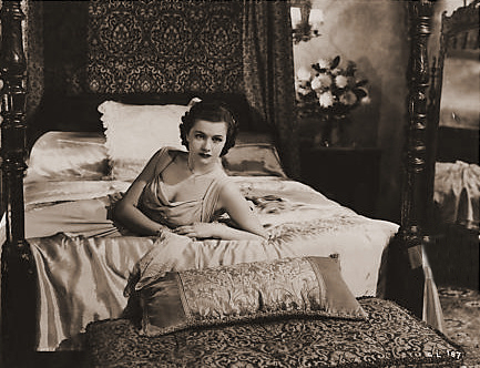 Margaret Lockwood (as Leslie James) in a screenshot from A Girl Must Live (1939) (3)