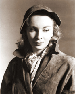 Joan Greenwood (as Daphne Birnley) in a photograph from The Man in the White Suit (1951) (4)