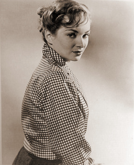 Joan Greenwood (as Daphne Birnley) in a photograph from The Man in the White Suit (1951) (8)