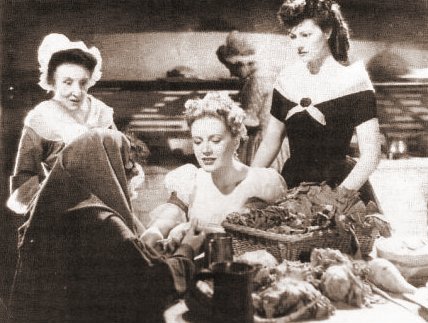Beatrice Varley (as Gipsy), Phyllis Calvert (as Clarissa Richmond) and Margaret Lockwood (as Hesther Shaw) in a photograph from The Man in Grey (1943) (7)