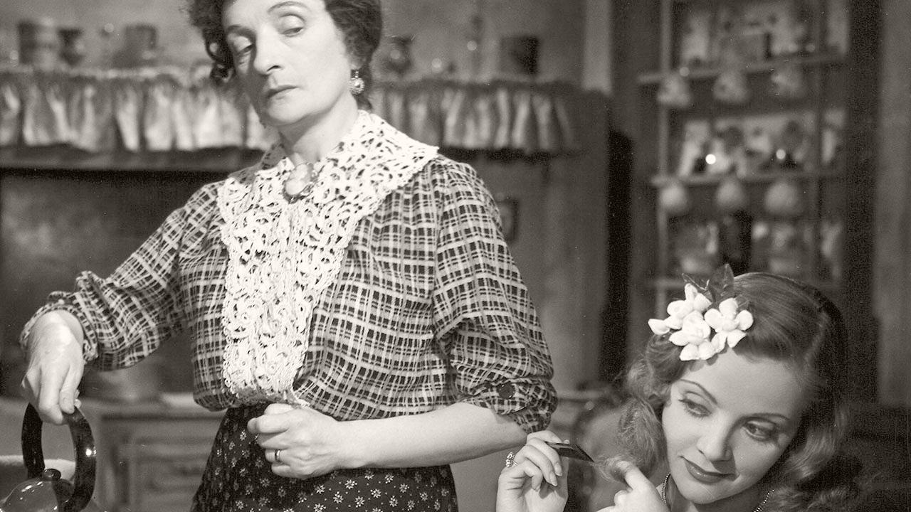 Photograph from Return of the Frog (1938) (1) featuring Una O’Connor (as Mum Oaks) and Rene Ray (as Lela Oaks)