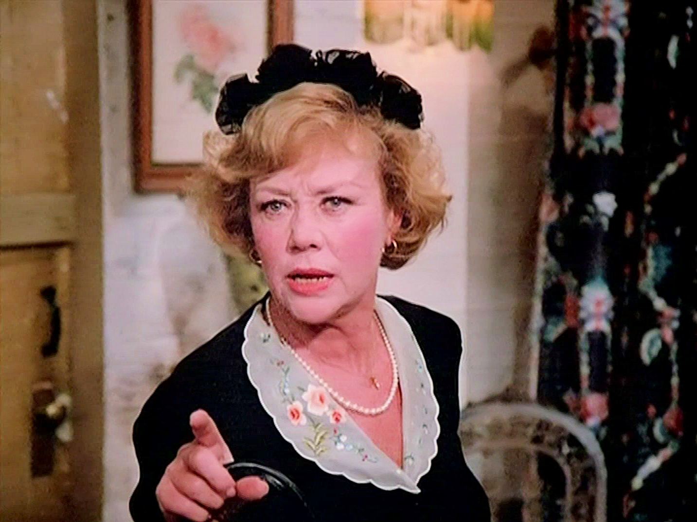 Screenshot from the 1985 ‘Sing a Song of Murder’ episode of Murder, She Wrote (1984-1996) (1) featuring Glynis Johns